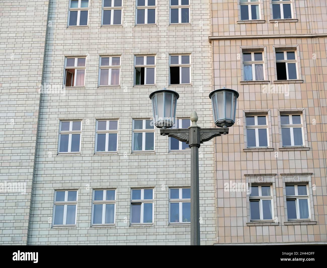 Facciata a Karl-Marx-Allee Est-Berlino Foto Stock