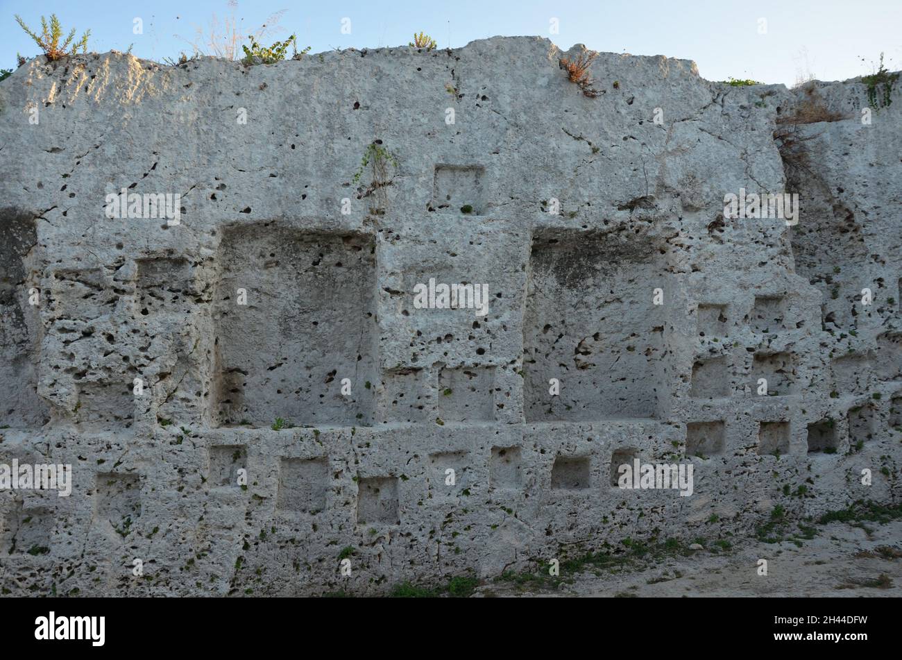 Alcune foto del parco archeologico della bellissima città più antica di Siracusa, colonia costruita dai Greci, in un soleggiato pomeriggio estivo. Foto Stock