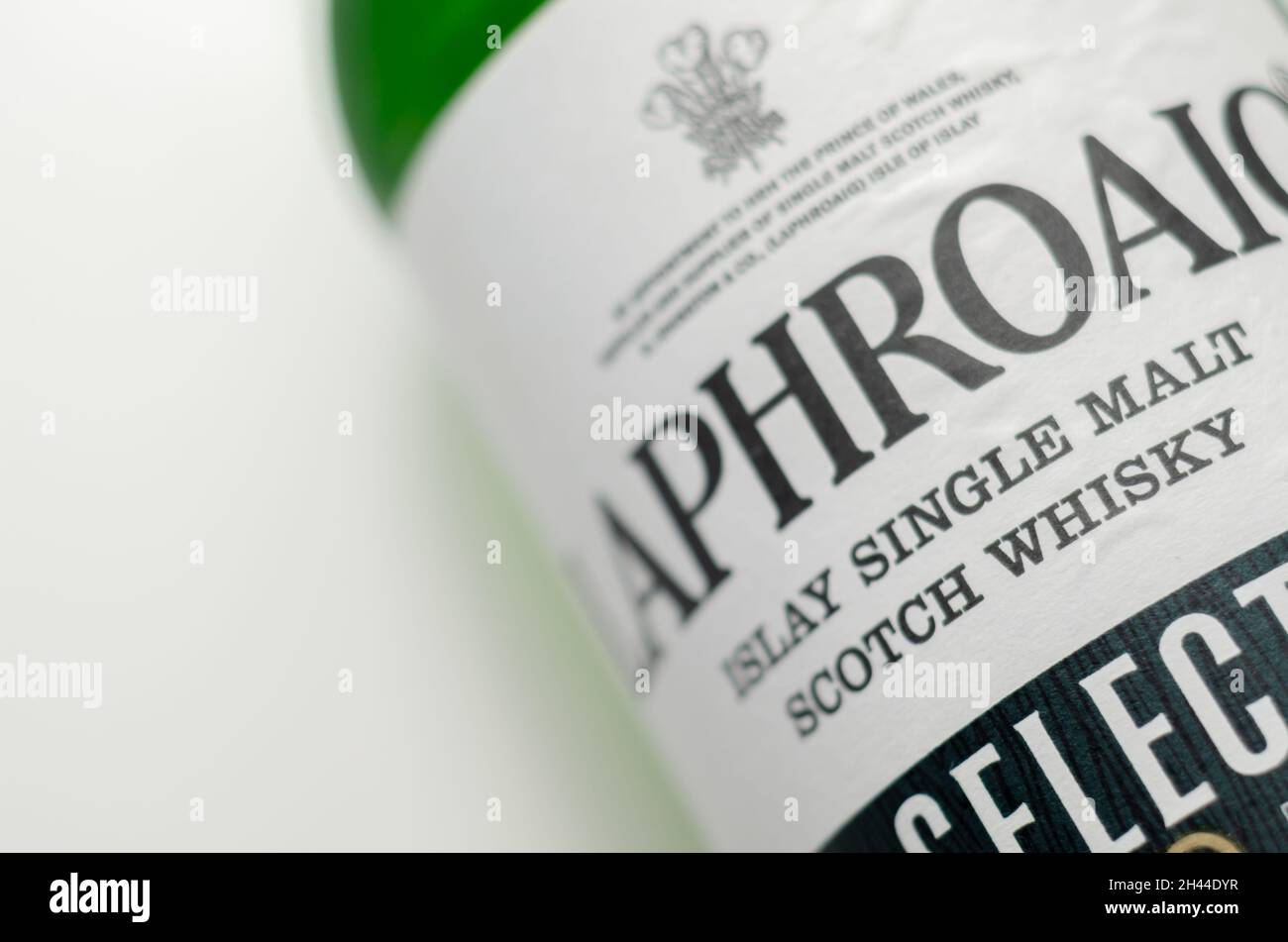 LONDRA, REGNO UNITO - 30 OTTOBRE 2021 bottiglia di Laphroaig Select, scotch di malto singolo stagionato in botti di rovere americano, prodotto in una distilleria scozzese Foto Stock