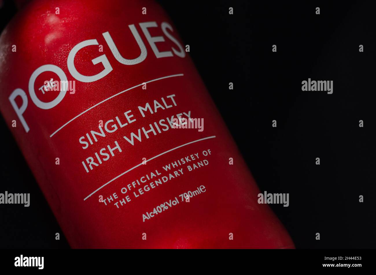 LONDRA, REGNO UNITO - 30 OTTOBRE 2021 bottiglia rossa dei Pogues, single malt irlandese maturata in botti di rovere borbonico, prodotta presso la distilleria irlandese su We Foto Stock