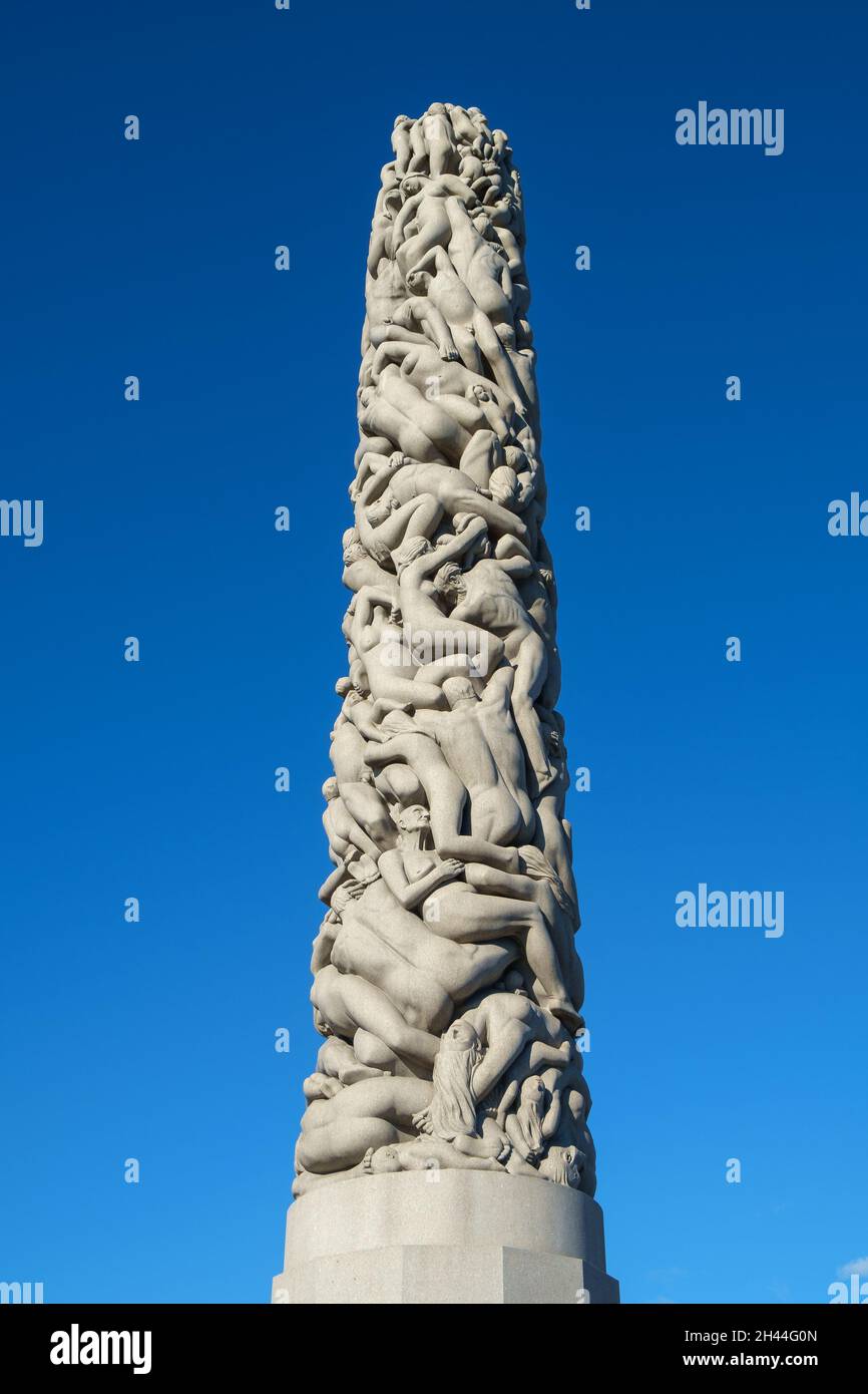Oslo, Norvegia - 7 Ottobre 2016: Parco Vigeland, Parco delle sculture. Monolito di granito intagliato con figure umane intrecciate. Foto Stock