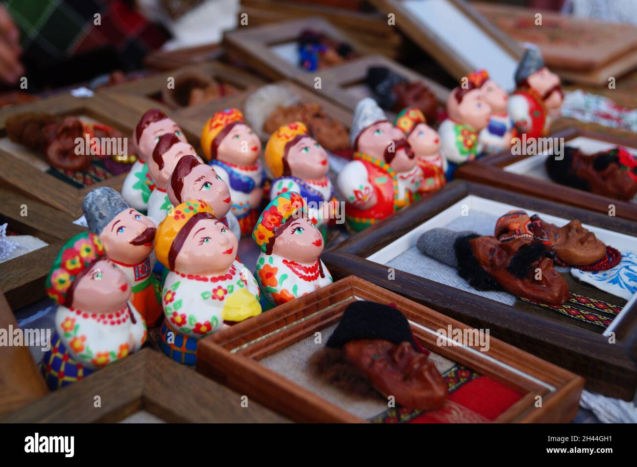 Mini figure in argilla fatte a mano-souvenir in abiti tradizionali ucraini Foto Stock
