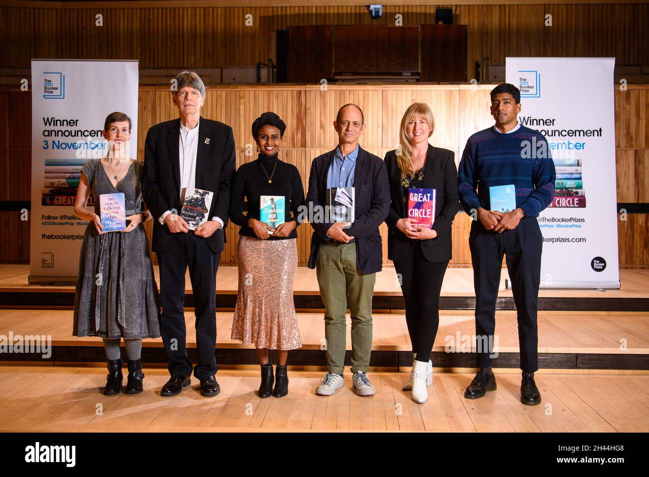 Londra, Regno Unito. 31 ottobre 2021. (L-R) Patricia Lockwood, Richard Powers, Nadifa Mohamed, Damon Galgut, Maggie Shipstead e Anuk Arudpragasam, i sei autori che hanno selezionato il premio Booker 2021, durante una telefonata al Royal Festival Hall di Londra. Data foto: Domenica 31 ottobre 2021. Il credito fotografico dovrebbe essere: Matt Crossick/Empics/Alamy Live News Foto Stock