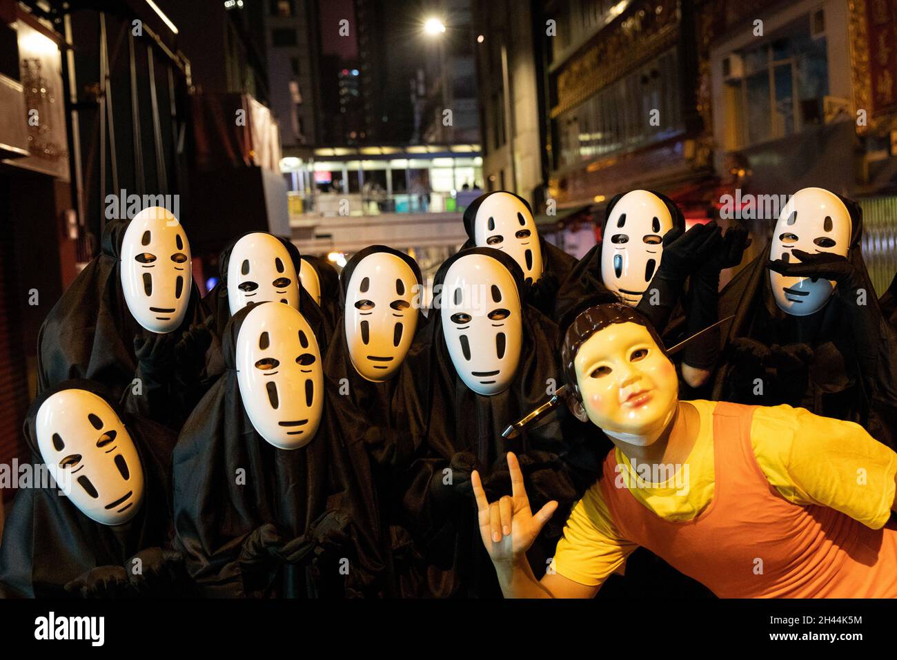 Hong Kong, Cina. 31 ottobre 2021. Le persone che indossano maschere posa per le foto durante la celebrazione di Halloween. (Foto di Alex Chan Tsz Yuk/SOPA Images/Sipa USA) Credit: Sipa USA/Alamy Live News Foto Stock
