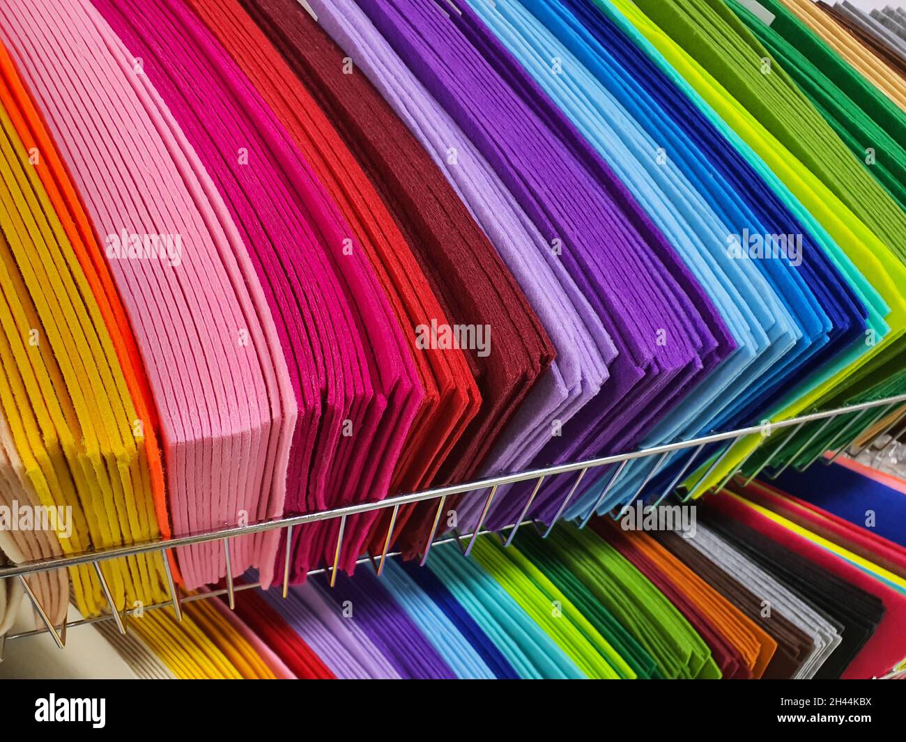 Pezzi di tessuto colorato, campioni di feltro in diversi colori per cucire  su scaffali nel negozio di hobby. Concetto di fai da te e artigianato Foto  stock - Alamy