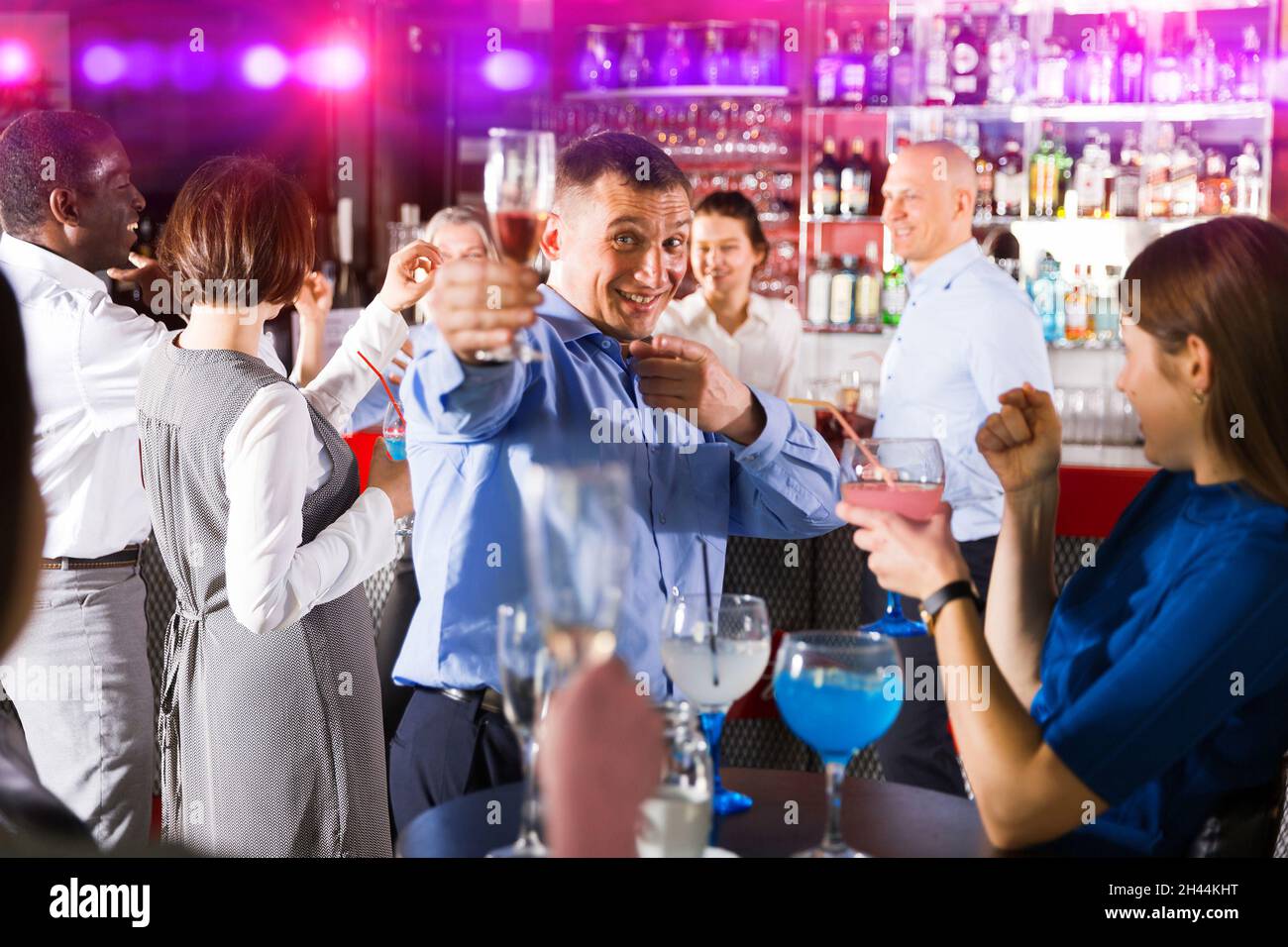 Uomo ubriaco che si diverte a festa Foto Stock