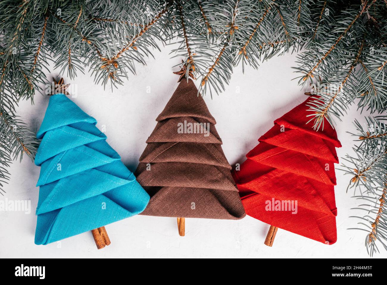 Tovaglioli rossi a forma di albero di Natale con forchette e cucchiai su  fondo di legno primo piano Foto stock - Alamy