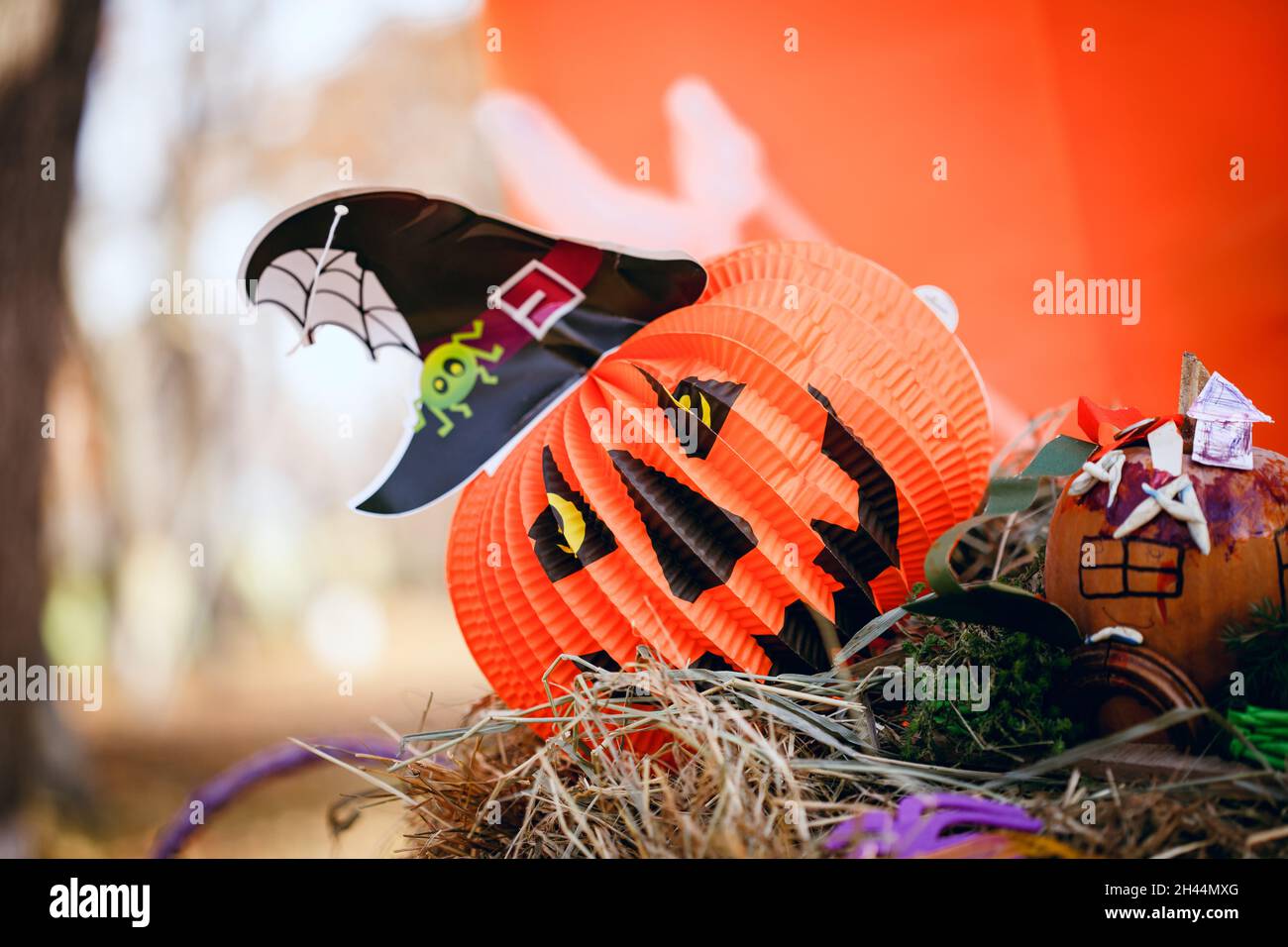 Artigianato fai da te per Halloween. Decorazioni per la festa di Halloween fatto con le vostre proprie mani. Sfondo per la festa di Halloween. Artigianato di carta, zucche Foto Stock