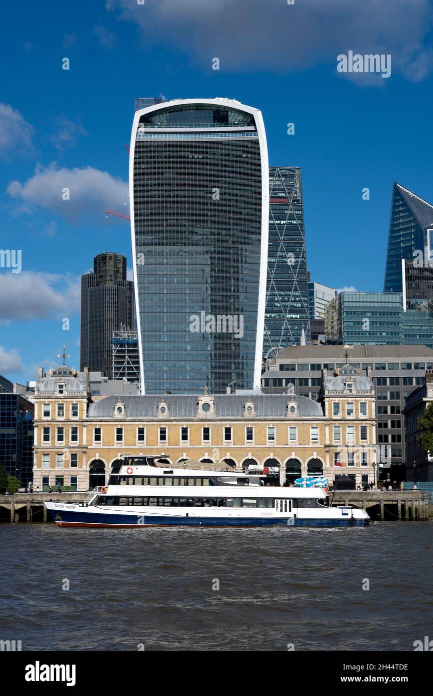 Ottobre 2021: L'edificio Walkie Talkie nella città di Londra visto dal Tamigi Foto Stock