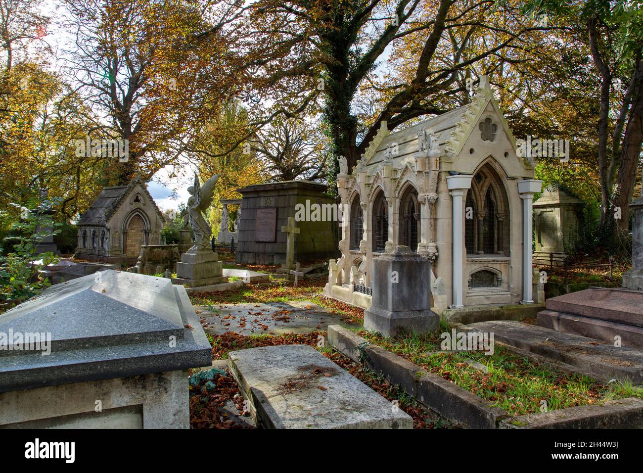 I monumenti gotici del primo diciannovesimo secolo al cimitero verde di Kensal, Londra nel sole d'autunno Foto Stock