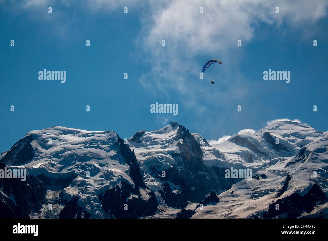 Un parapendio nelle Alpi francesi. La vista verso il Monte Bianco da un sentiero escursionistico tra Les Houches e il Rifugio de Bellachat (vicino Chamonix). Foto Stock