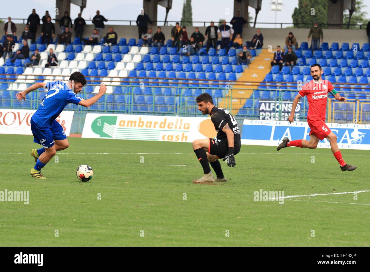 Pagani, Italia. 31 ottobre 2021. Pagani, Salerno, Italia - 30 ottobre 2021 :Carmine Iannone (27) Paganese in contrasto con Tommaso Nobile (22) portiere di Virtus Francavilla durante la partita del Campionato Italiano di Calcio, Serie C, girone c, dodicesimo giorno, Paganese Vs Virtus Francavilla. Risultato finale Paganese - Virtus Francavilla 2 - 1 (Photo by Pasquale Senatore/Pacific Press) Credit: Pacific Press Media Production Corp./Alamy Live News Foto Stock