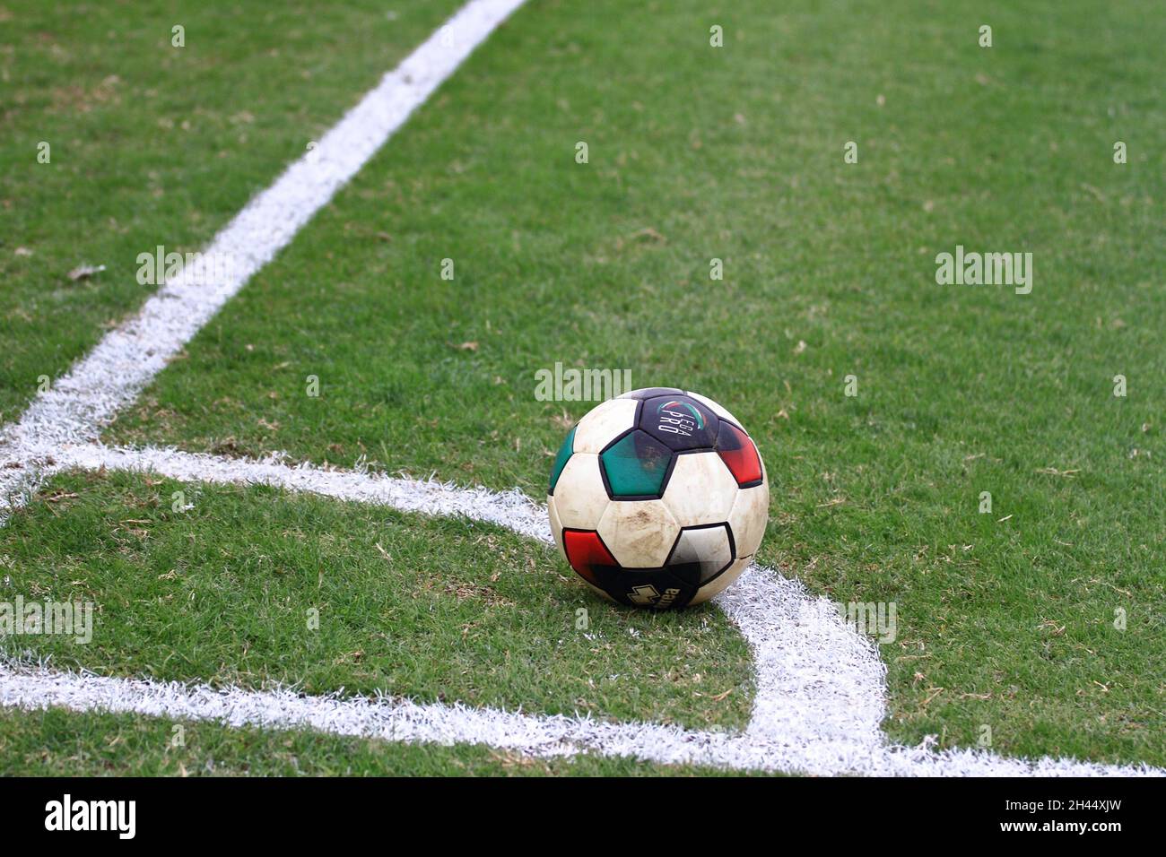 Pagani, Italia. 30 Ott 2021. Pagani, Salerno, Italia - 30 ottobre 2021 :Un calciatore di Virtus Francavilla si prepara a battere un calcio d'angolo durante la partita del Campionato Italiano di Calcio, Serie C, girone c, dodicesimo giorno, Paganese Vs Virtus Francavilla. Risultato finale Paganese - Virtus Francavilla 2 - 1 (Photo by Pasquale Senatore/Pacific Press) Credit: Pacific Press Media Production Corp./Alamy Live News Foto Stock