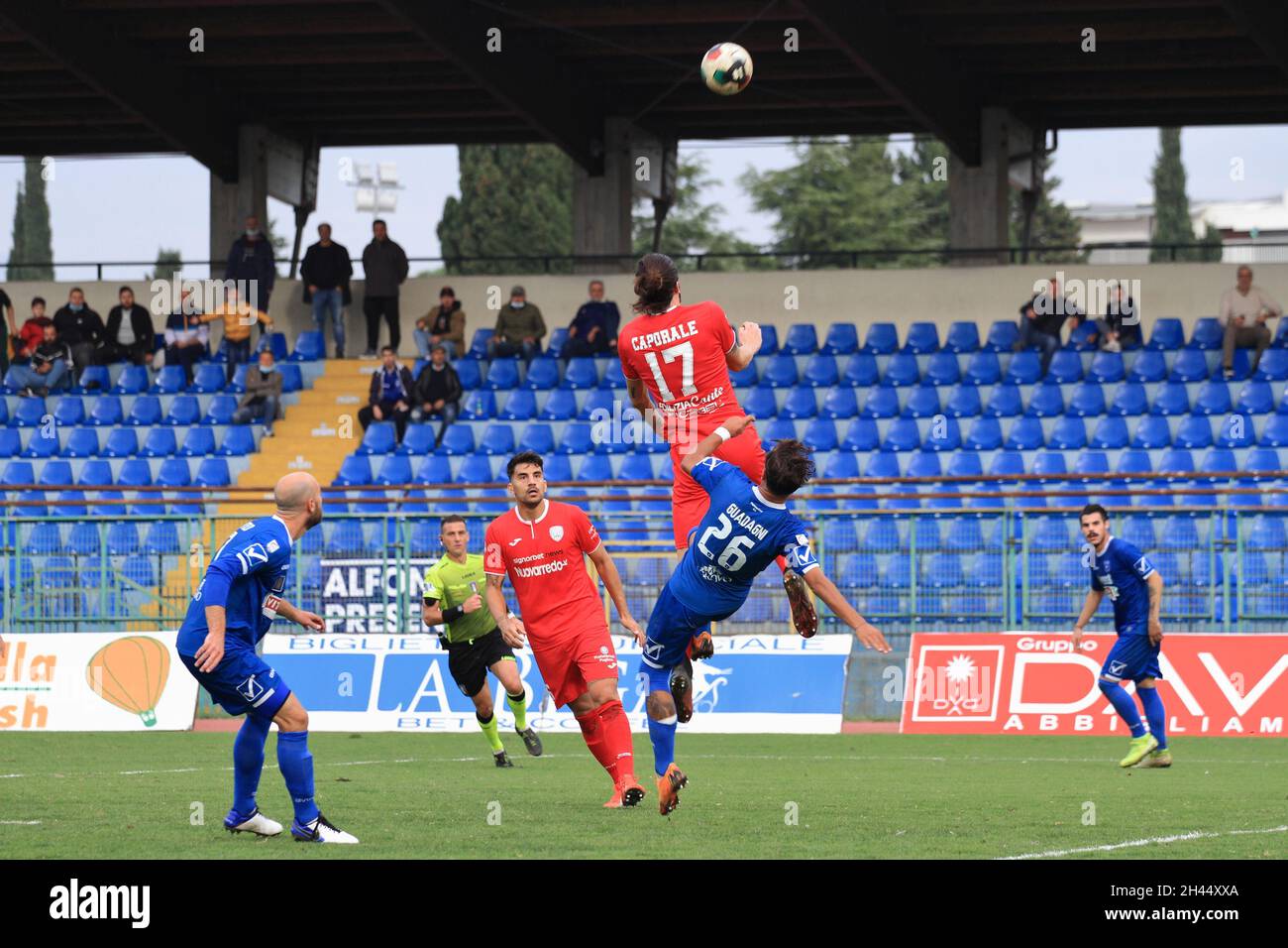 Pagani, Italia. 31 ottobre 2021. Pagani, Salerno, Italia - 30 ottobre 2021 : Giuseppe Guadagni (26) Paganese in contrasto con Alessandro Caporale (17) di Virtus Francavilla durante la partita del Campionato Italiano di Calcio, Serie C, gruppo C, dodicesimo giorno, Paganese Vs Virtus Francavilla. Risultato finale Paganese - Virtus Francavilla 2 - 1 (Photo by Pasquale Senatore/Pacific Press) Credit: Pacific Press Media Production Corp./Alamy Live News Foto Stock