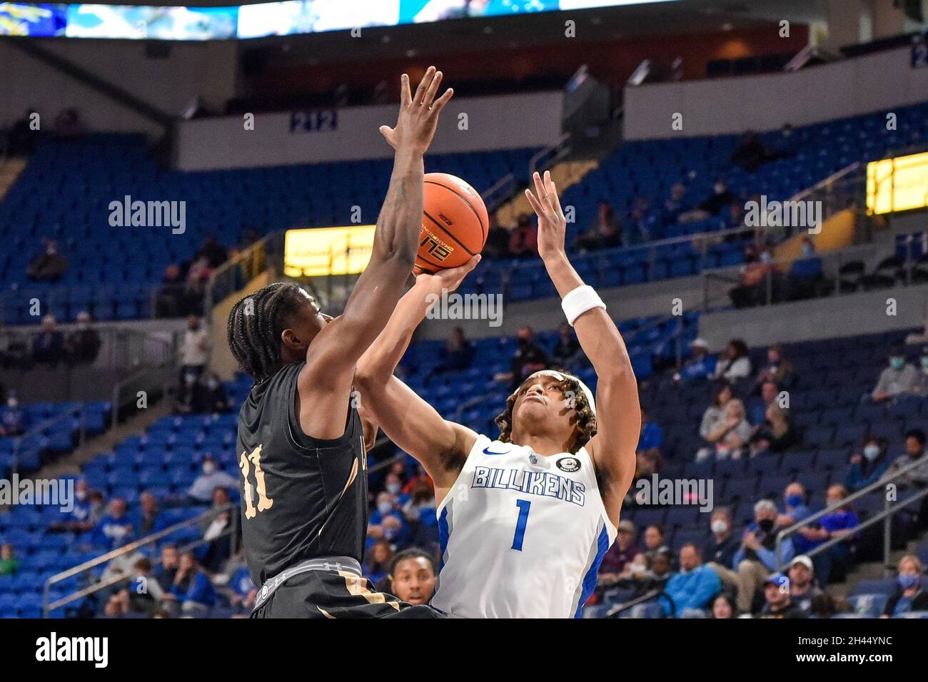 31 ottobre 2021: La guardia di Saint Louis Billikens Yuri Collins (1) mette in su un colpo contro la difesa della guardia leone di Lindenwood Kevin Caldwell Jr. (11) in un gioco di esposizione dove i leoni di Lindenwood hanno visitato il St. Louis Billikens. Tenuto presso la Chaifetz Arena di St. Louis, MO Richard Ulreich/CSM Foto Stock