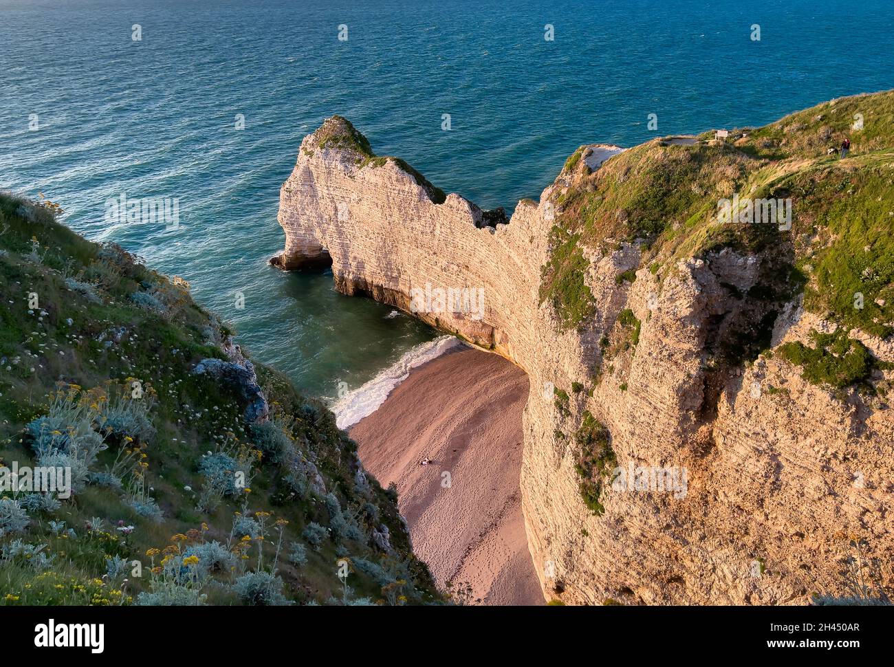 Etretat è meglio conosciuta per le sue scogliere di gesso, tra cui tre archi naturali e una formazione appuntita chiamata Aiguille o l'ago Foto Stock