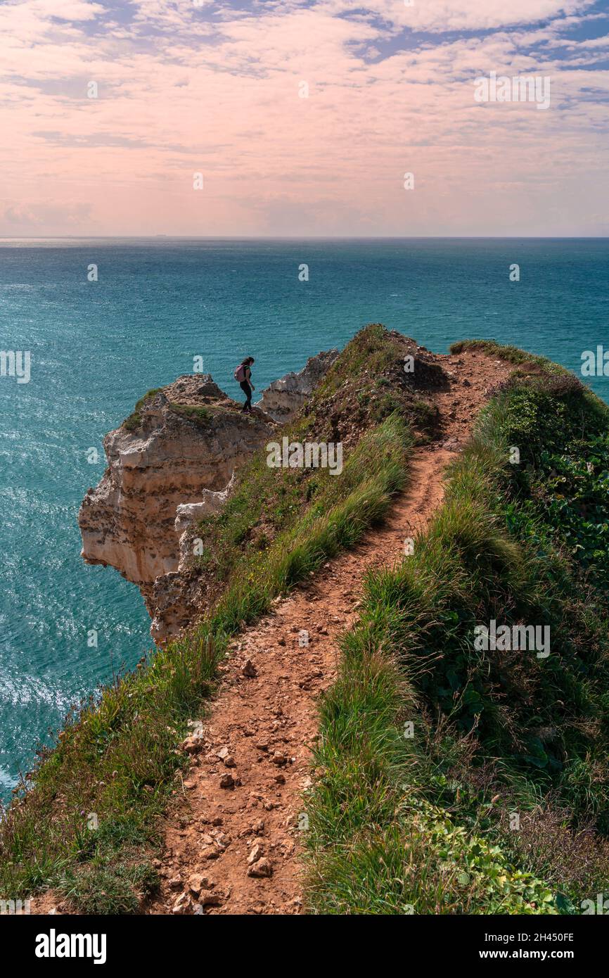 Etretat, Francia - 31 luglio 2021: Etretat è meglio conosciuta per le sue scogliere di gesso, tra cui tre archi naturali e una formazione a punta chiamata Aiguille OR Foto Stock
