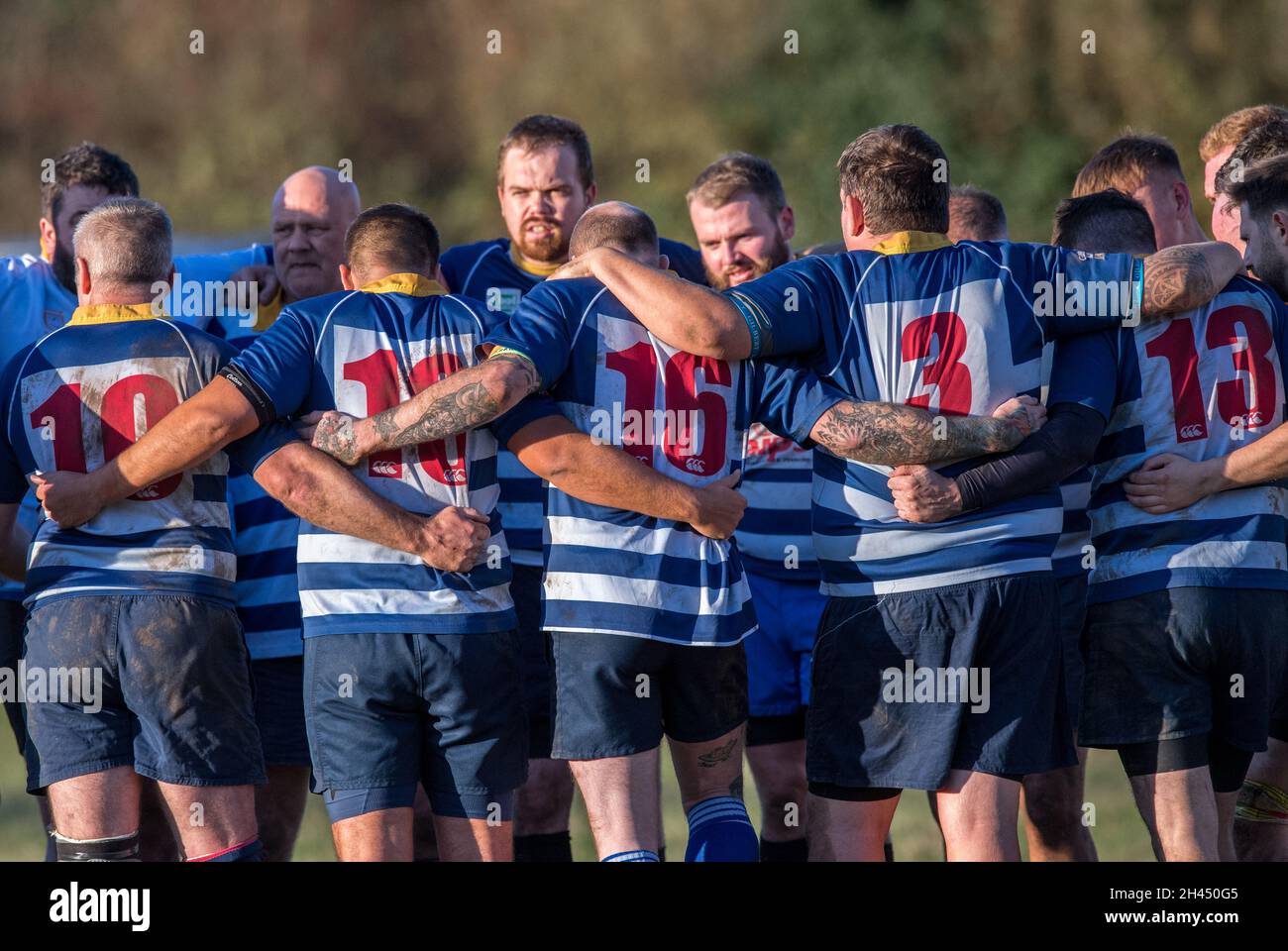 Giocatori dilettanti di Rugby Union che giocano in una partita di campionato. Foto Stock