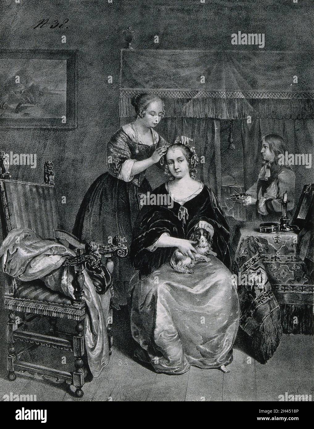 Una donna con un cane sul ginocchio con i capelli vestiti da un assistente femminile; sullo sfondo destro un ragazzo tiene gli attrezzi di acconciatura. Litografia di Jäckel. Foto Stock