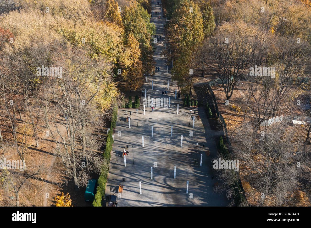 Vicolo nel Parco dei ribelli di Varsavia vicino al cimitero dei ribelli di Varsavia e al cimitero Wolski di Varsavia, in Polonia Foto Stock