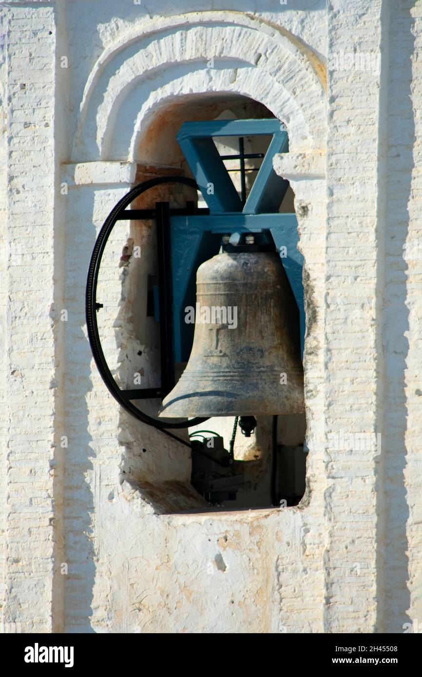 Frigiliana Spagna Vista ravvicinata della campana della chiesa in questo grazioso villaggio di montagna architettura tradizionale colpo verticale Foto Stock
