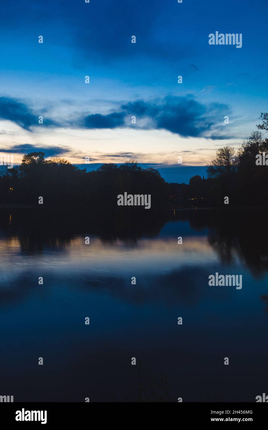 Un lago dopo il tramonto in un parco a Berlino, Est Foto Stock