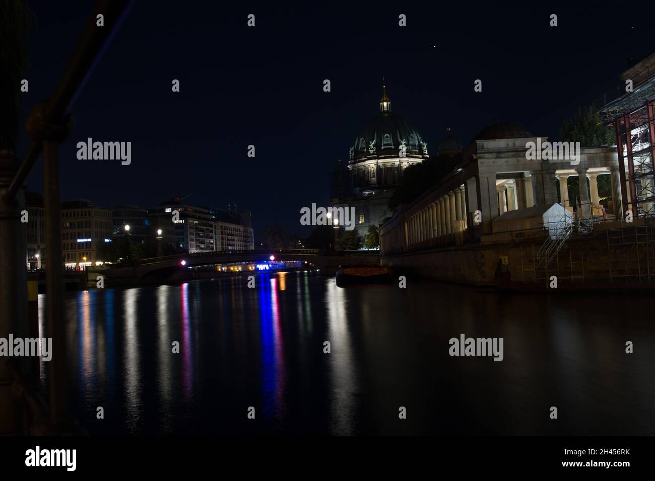 Berlino di notte durante l'ora Blu con Una splendida vista dall'Isola dei Musei sulla Sprea verso l'edificio del Reichstag. Foto Stock