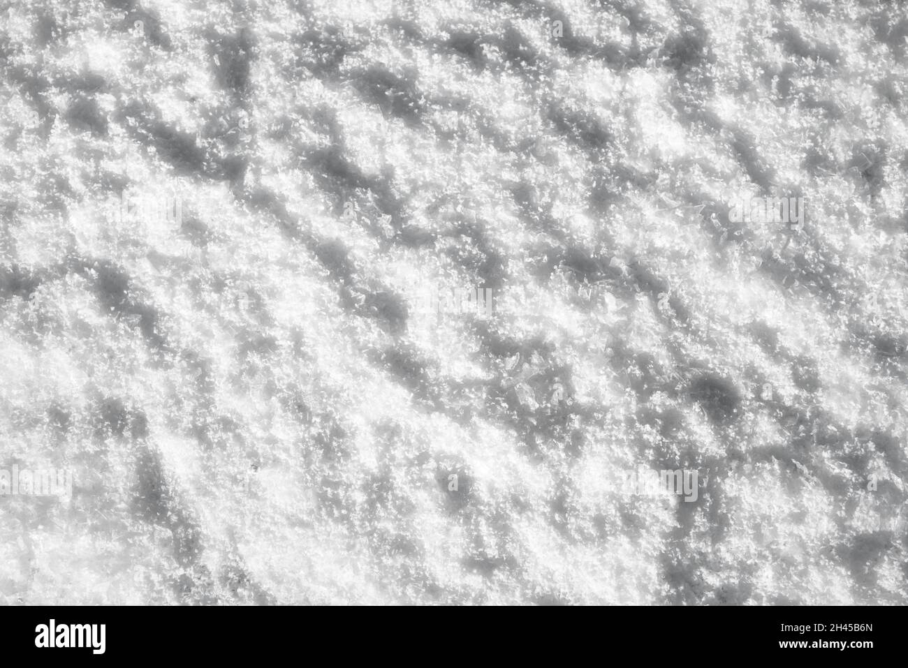 Neve frizzante sotto le luci di notte sfondo. Minimo concetto di vacanze invernali. Spazio di copia. Foto Stock
