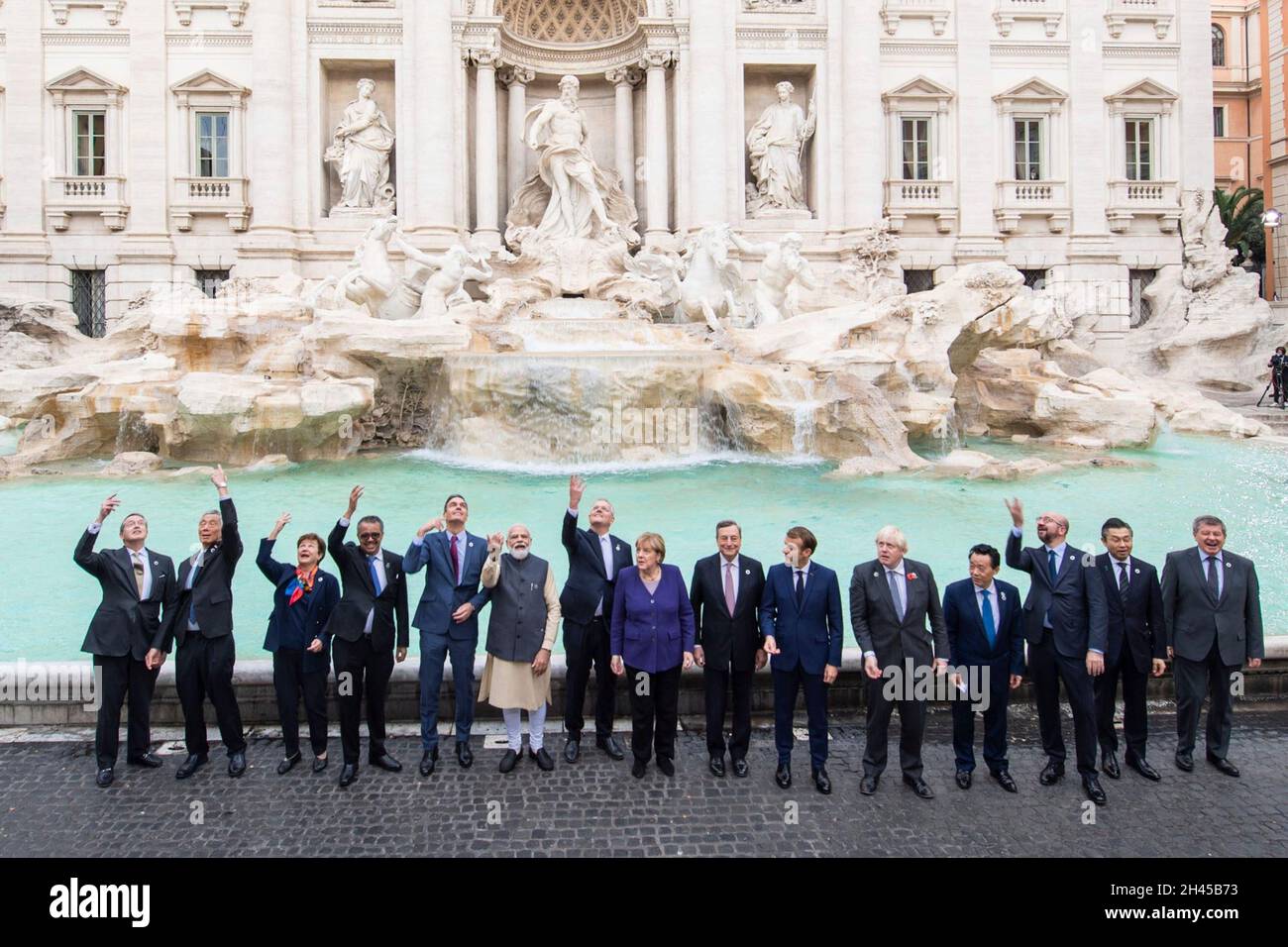 Roma, Italia. 31 ottobre 2021. I leader mondiali gettano monete nella Fontana di Trevi di fronte a Palazzo poli durante il vertice del G20 che si terrà il 31 ottobre 2021 a Roma. Gettare una moneta nella fontana è considerato una buona fortuna ed è un rituale seguito da ogni visitatore.Credit: G20 Italia/G20 Italia/Alamy Live News Foto Stock