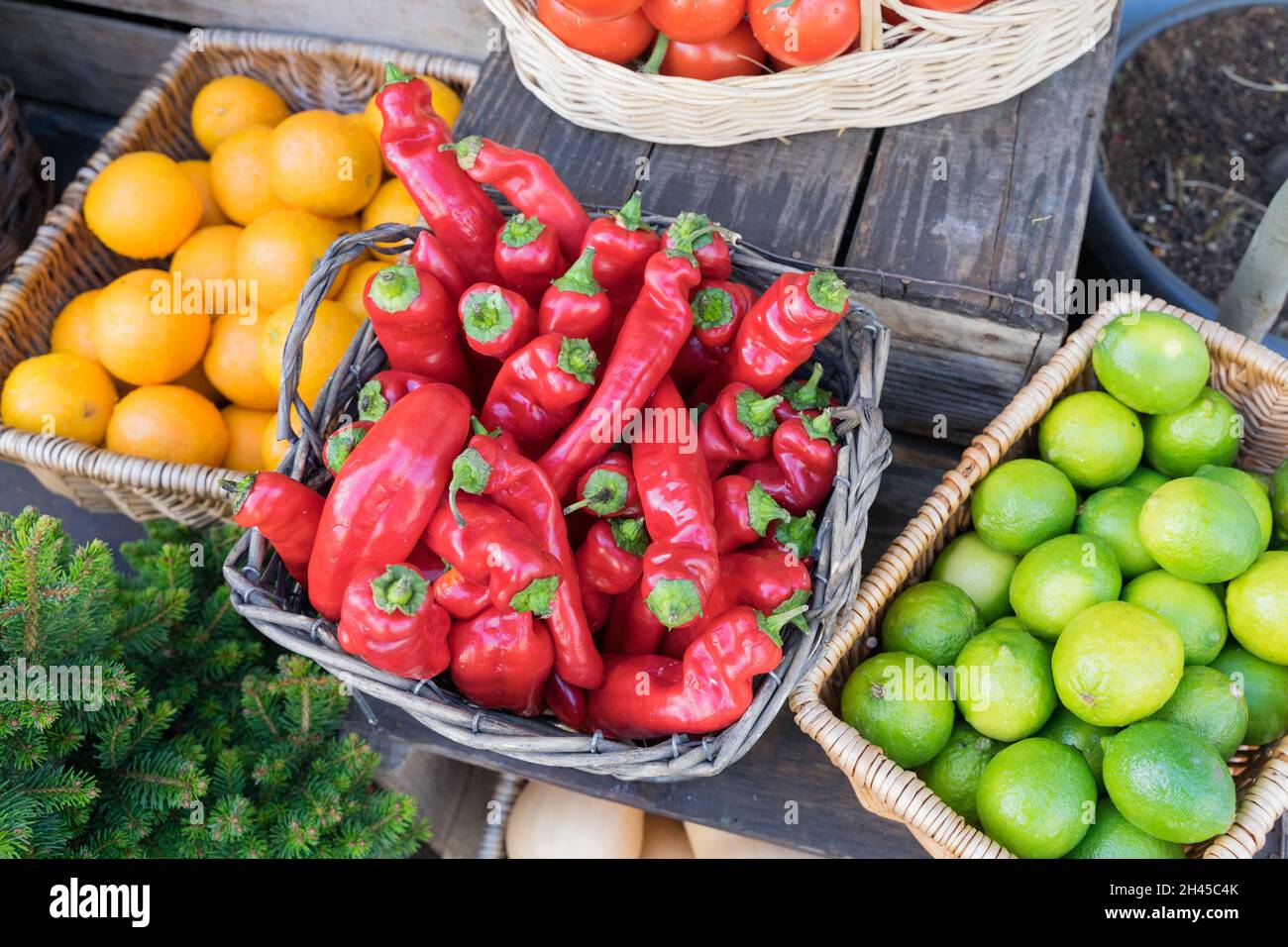 Tre cesti di pepe rosso fresco, lime e arance in festa Harvest Time a Londra Greenwich Inghilterra Regno Unito Foto Stock