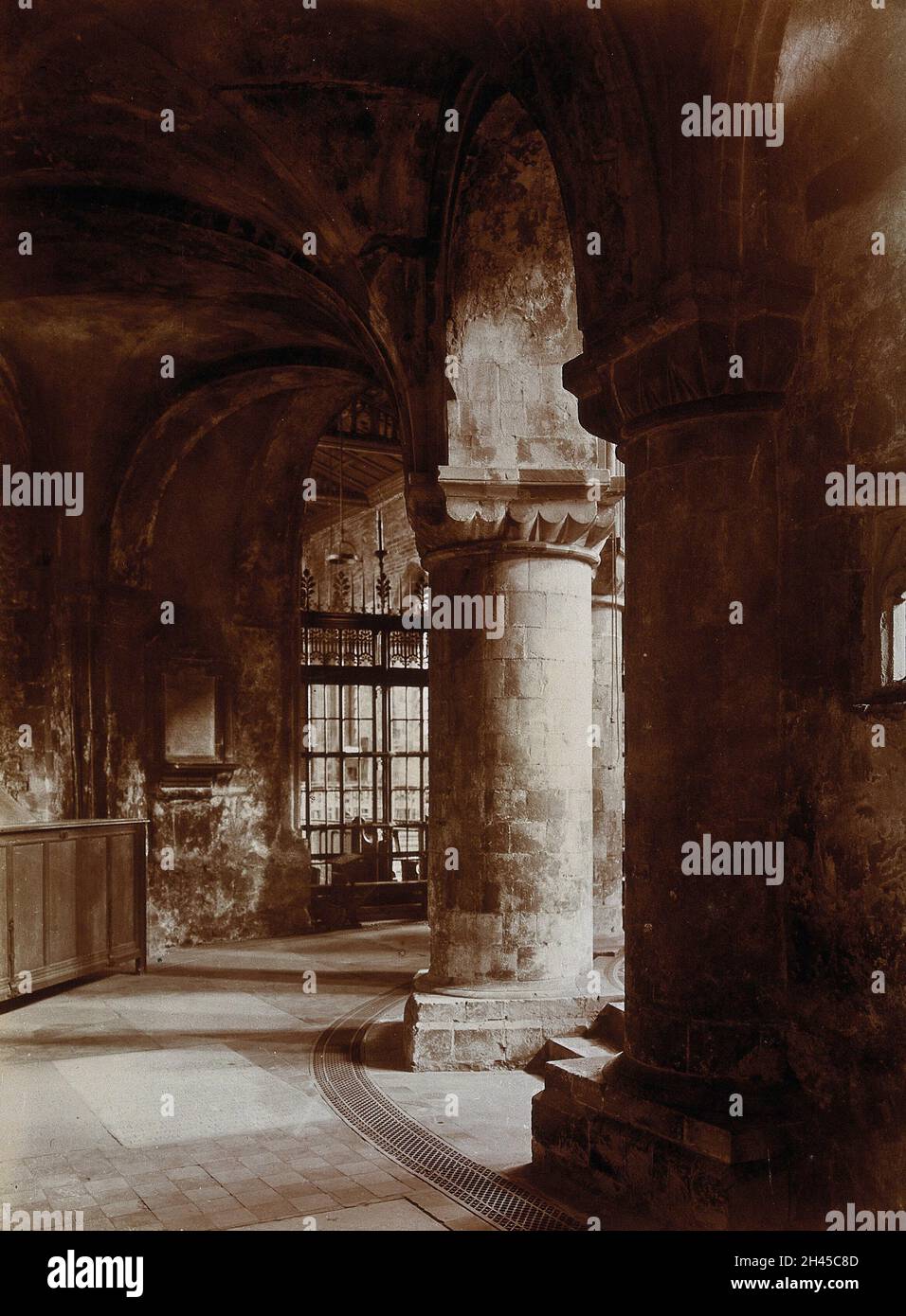 La chiesa di San Bartolomeo il Grande; interno che mostra lo schermo in ferro battuto nella Cappella della Signora. Fotografia di W.F. Taylor. Foto Stock