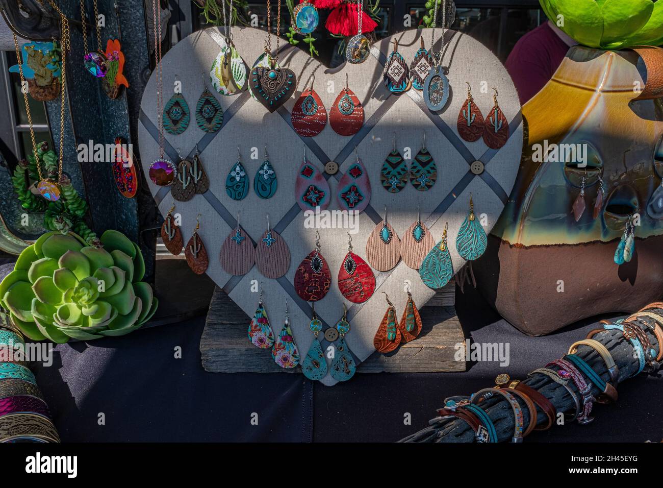 Gioielli e orologi in vendita al mercato Segheria di Kokopelli Designs Foto Stock
