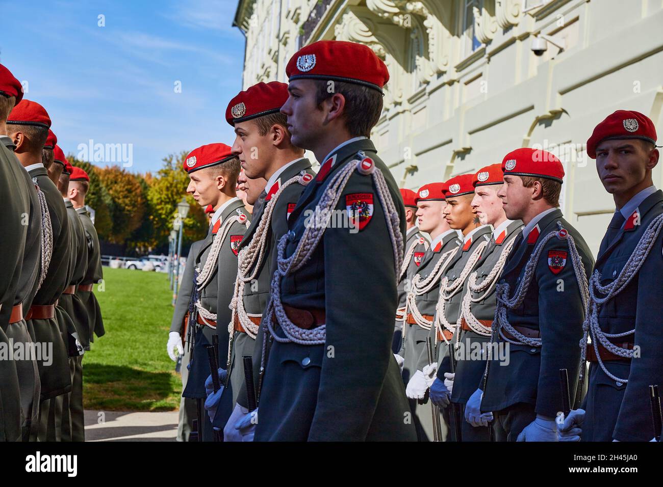 VIENNA (AUSTRIA), 25 OTTOBRE 2021: Sfilata militare con l'esercito austriaco nel palazzo di Hofburg durante la Giornata nazionale austriaca. Foto Stock