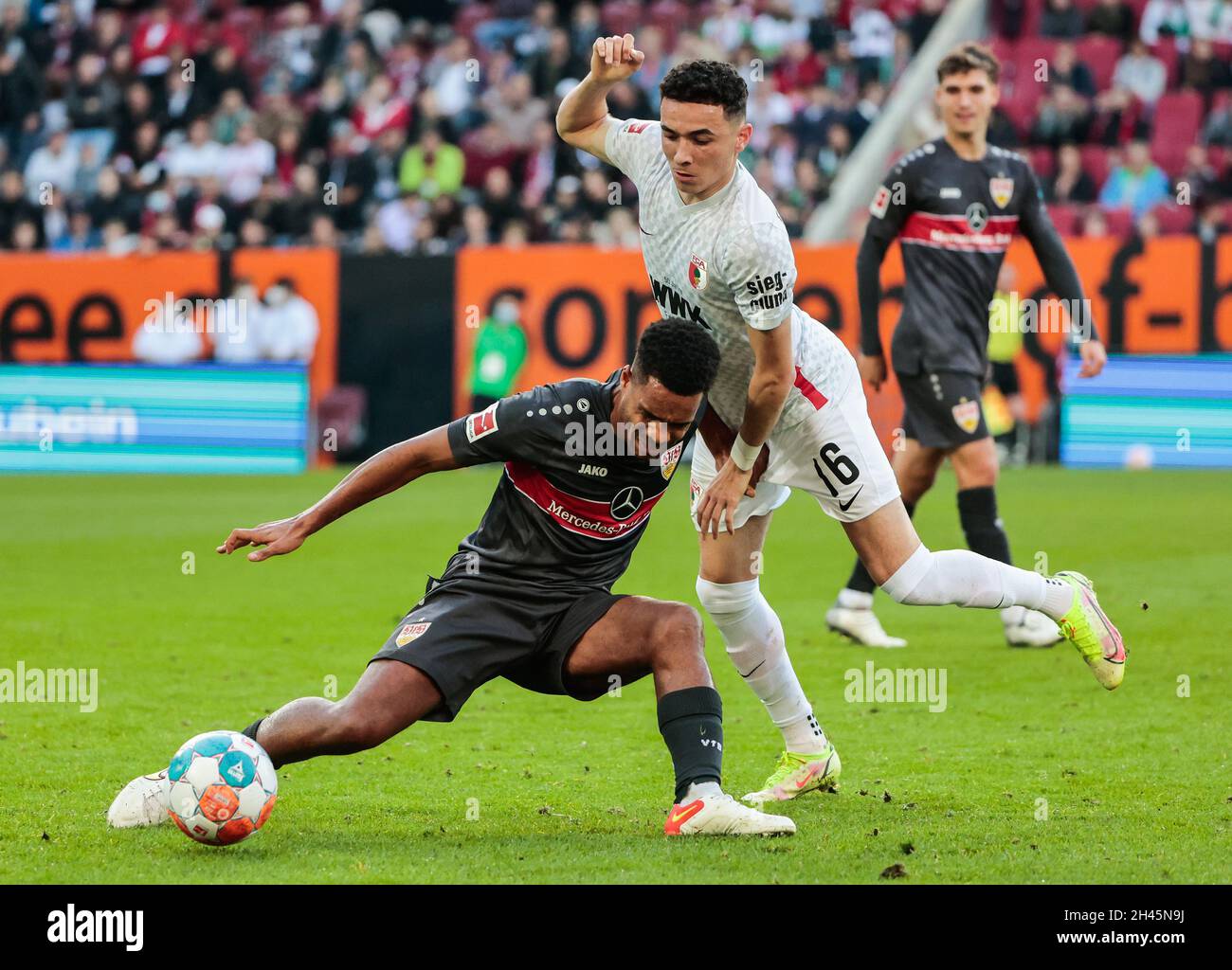 Augusta, Germania. 31 ottobre 2021. Ruben Vargas (R) di Augusta vies con Daniel Didavi di Stoccarda durante una partita tedesca della Bundesliga tra il FC Augsburg e il VfB di Stoccarda ad Augusta, in Germania, il 31 ottobre 2021. Augsburg ha vinto 4-1. Credit: Philippe Ruiz/Xinhua/Alamy Live News Foto Stock