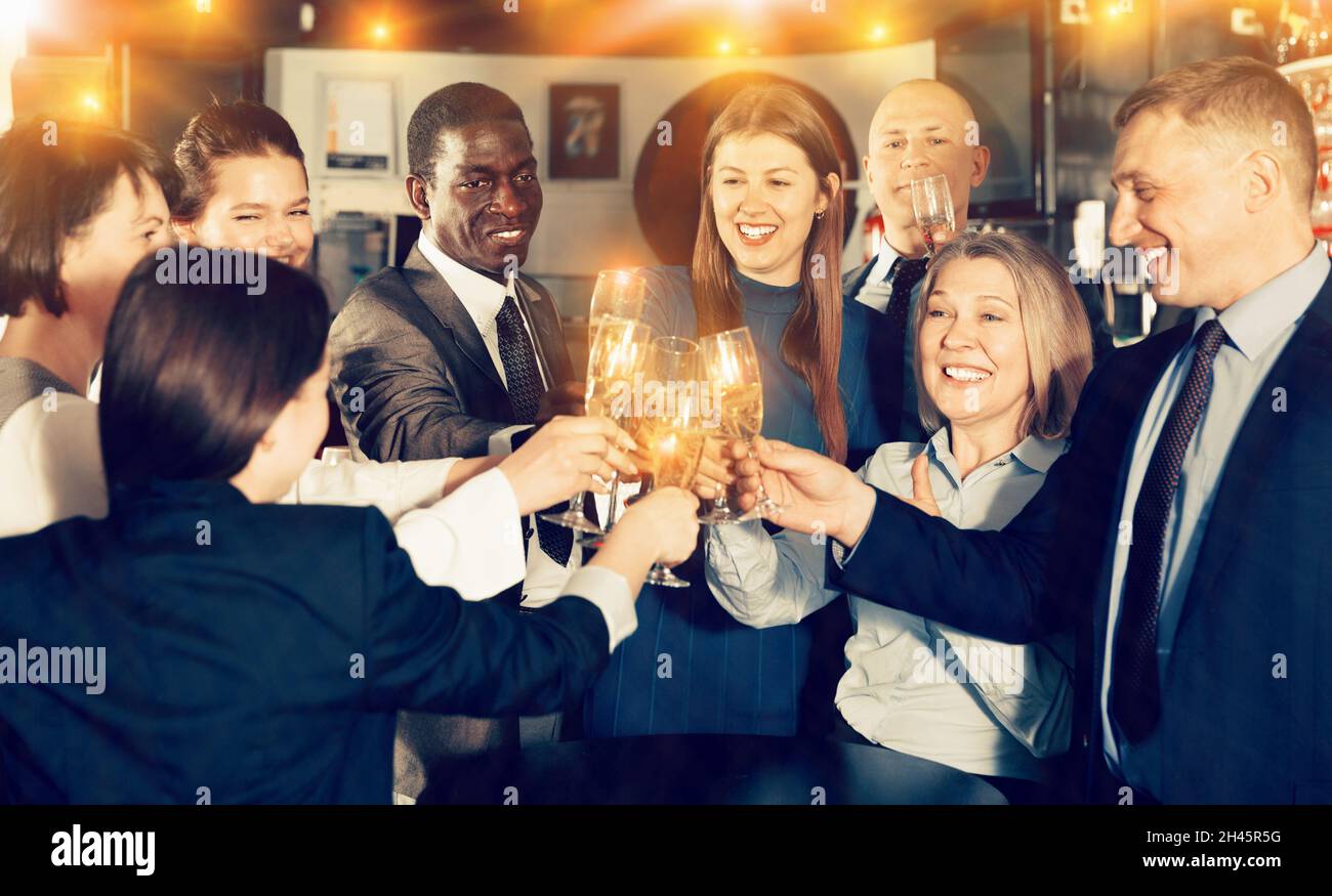 Gruppo internazionale di uomini d'affari che tostano con champagne, h Foto Stock