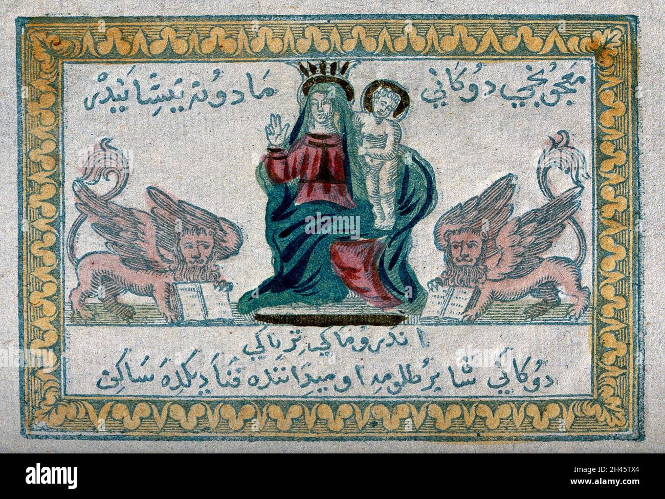 La Vergine Maria con il bambino di Cristo affiancato da due leoni alati che tengono libri aperti. Legno colorato. Foto Stock