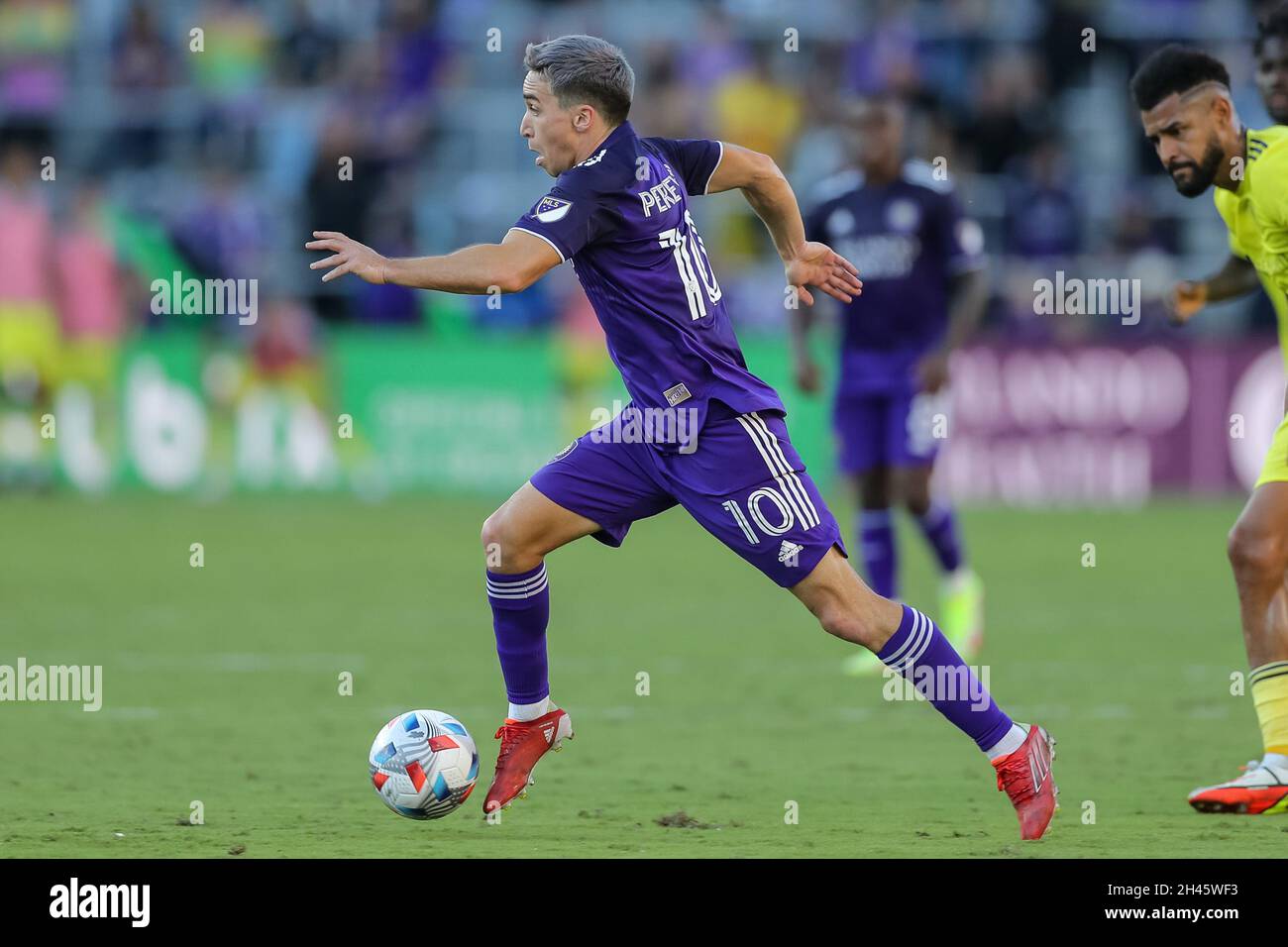 31 ottobre 2021: Il centrocampista di Orlando City MAURICIO PEREYRA (10) guida la palla durante la partita di calcio Orlando City vs Nashville SC all'Explororia Stadium di Orlando, Florida il 31 ottobre 2021. (Credit Image: © Cory Knowlton/ZUMA Press Wire) Foto Stock