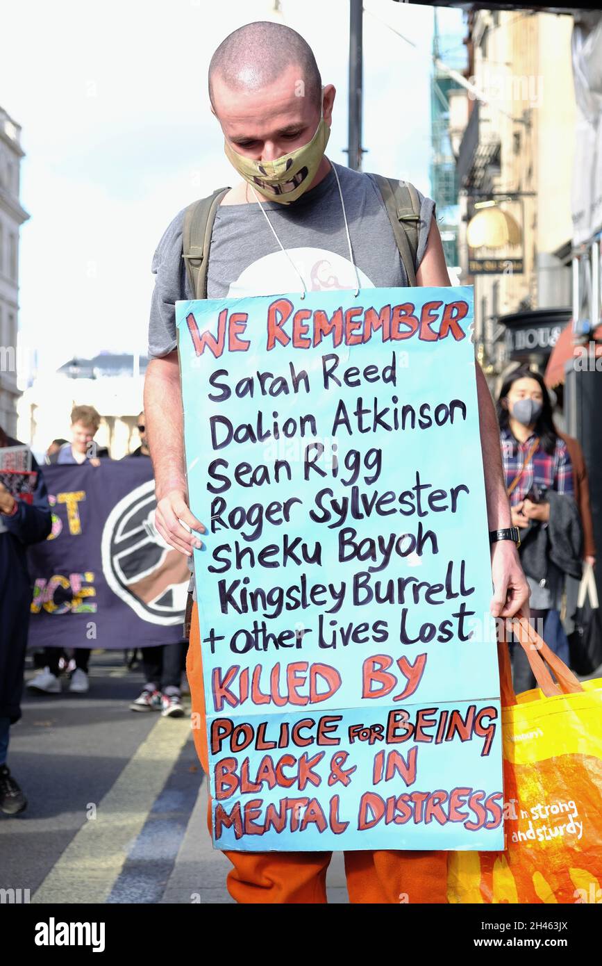 Londra, Regno Unito. Un marcher tiene un cartello con i nomi di persone che sono morte in custodia di polizia o assistenza psichiatrica durante un evento commemorativo annuale Foto Stock