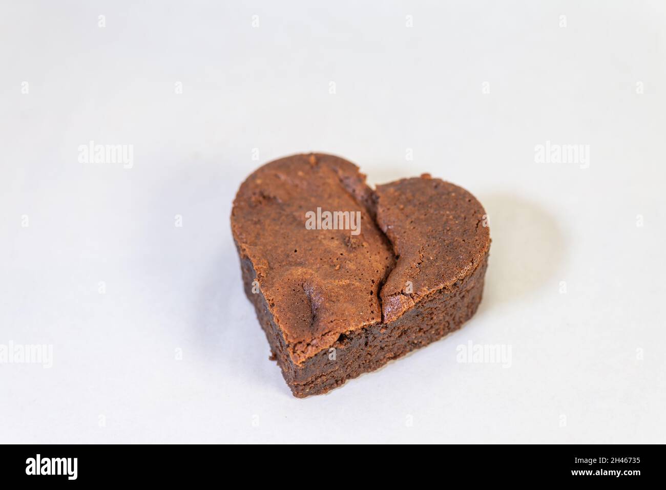 Brownie al cioccolato a forma di cuore su sfondo bianco Foto Stock