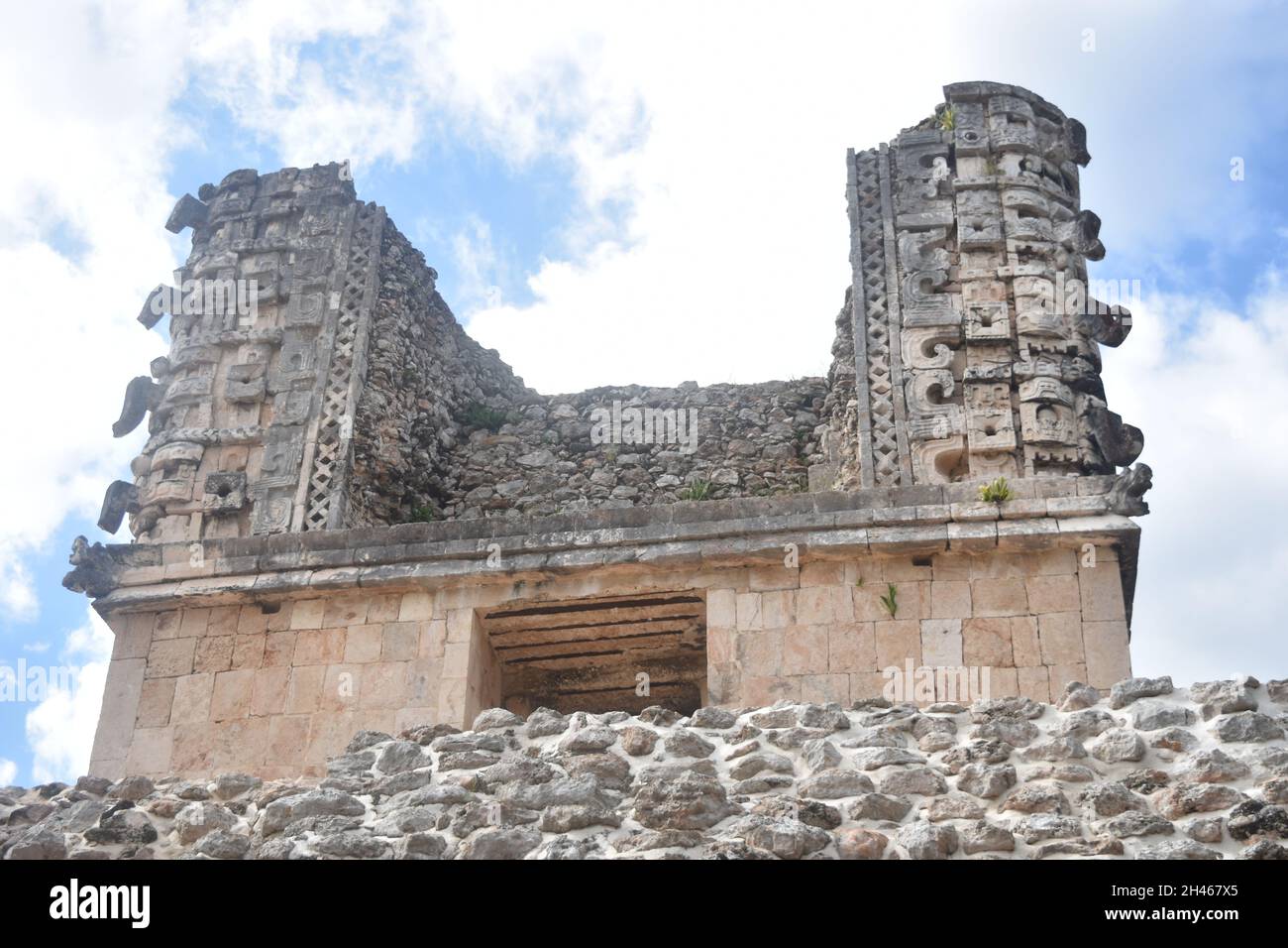 Decorativa motivi Maya con Dio Chac sul tetto di un edificio Maya del Nunnery Quandrangle, Uxmal, Yucatan, Messico Foto Stock