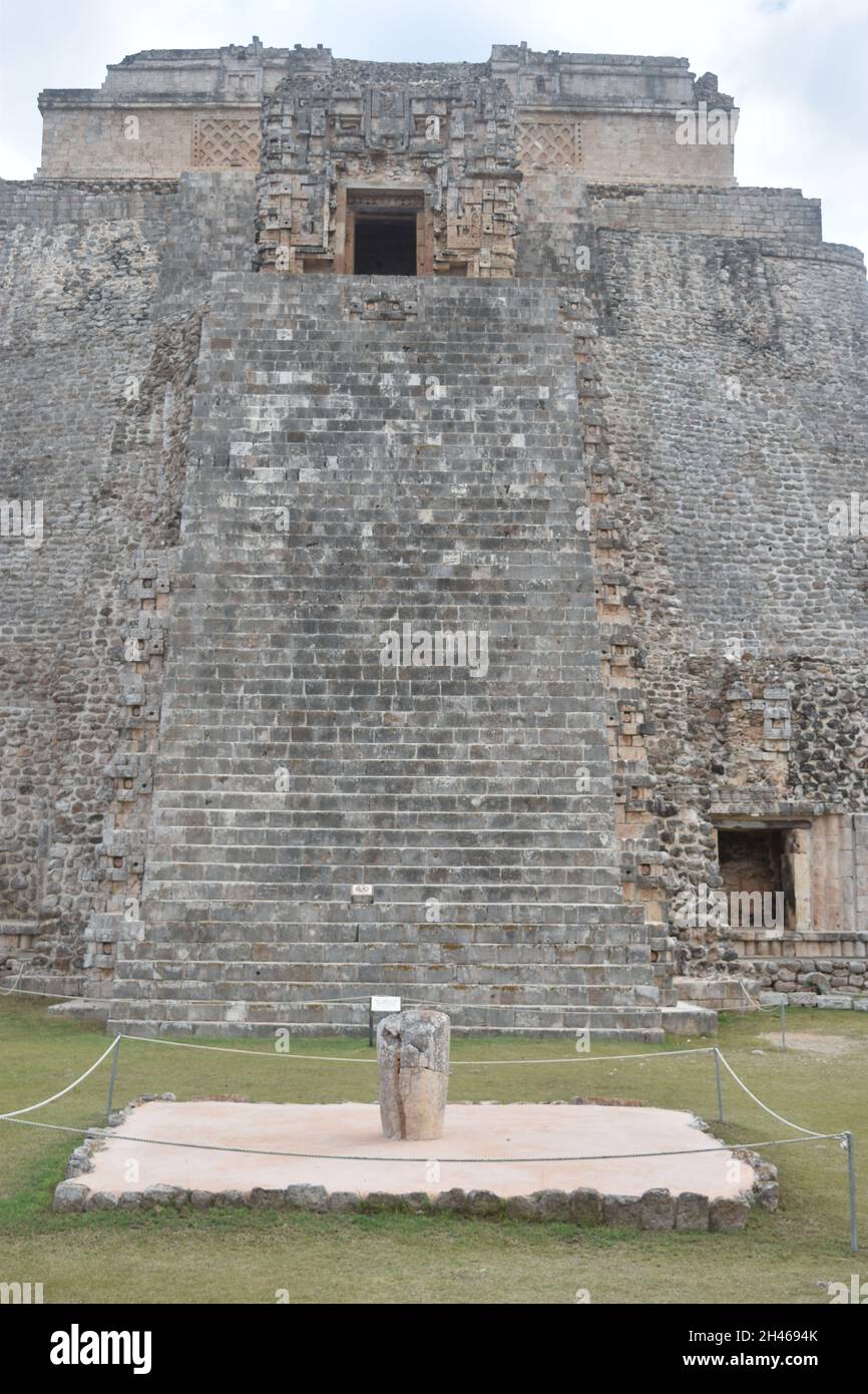 Scala in pietra dalla Piramide del Mago, piattaforma in pietra, Uxmal, Yucatan, Messico Foto Stock
