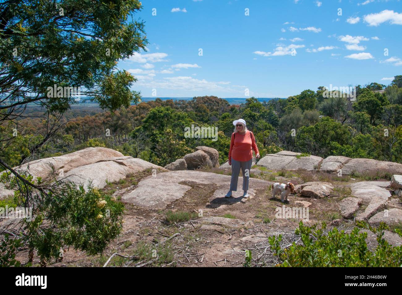 Con il piu' lungo blocco COVID-19 del mondo rimosso, i residenti di Melbourne godono ancora di escursioni oltre i limiti della citta'. You Yangs Regional Park, Australia Foto Stock