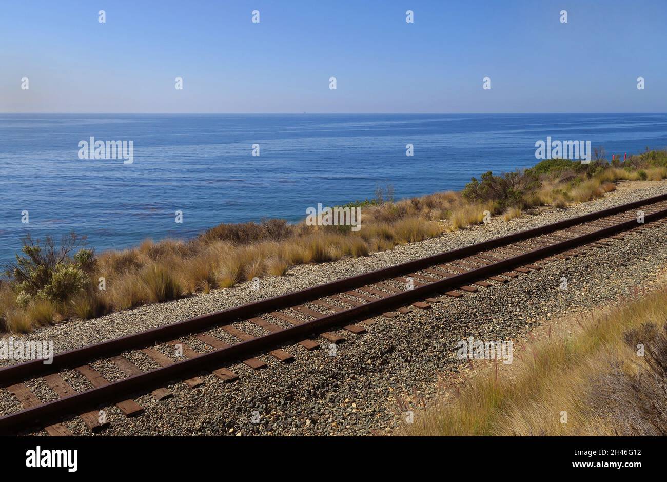 Linea ferroviaria vuota lungo la costa vicino a Santa Barbara, California Foto Stock