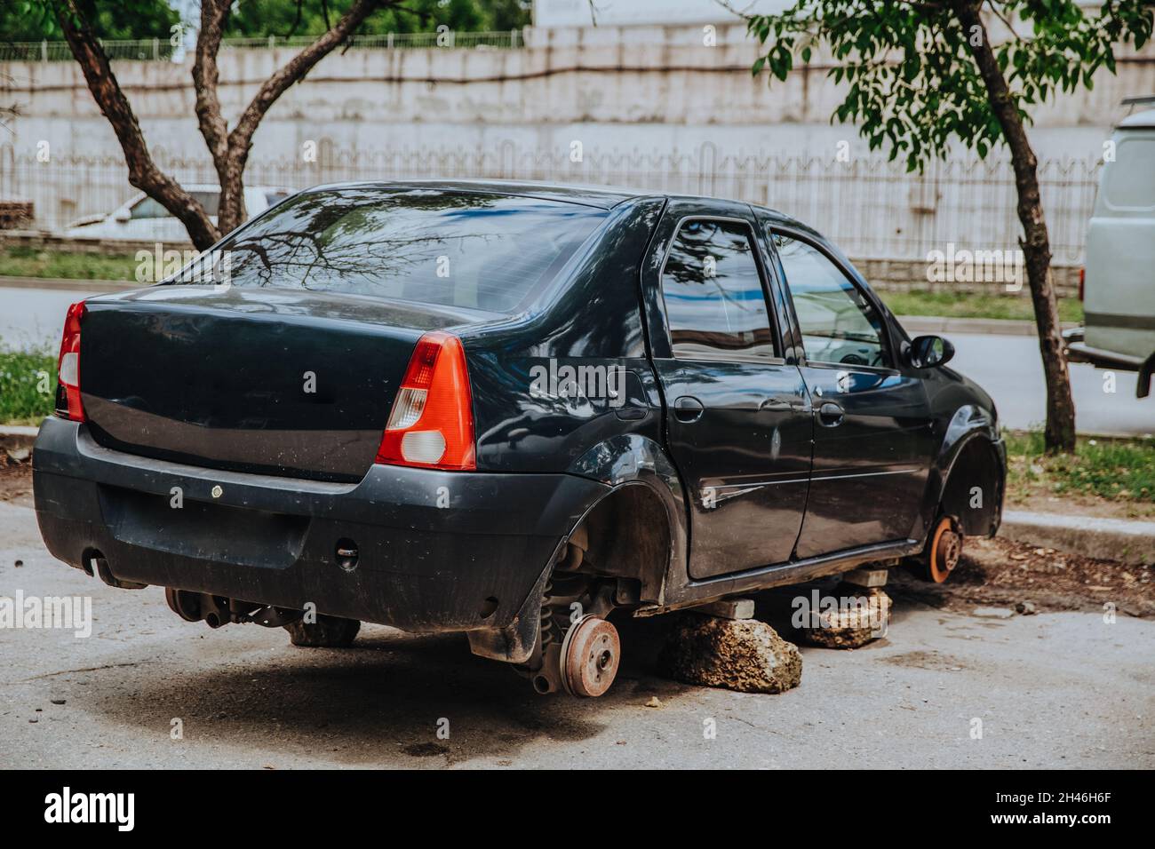 Zaporozhye, Ucraina - Luglio 14 2020 : un'automobile rotta senza ruote si erge su mattoni Foto Stock