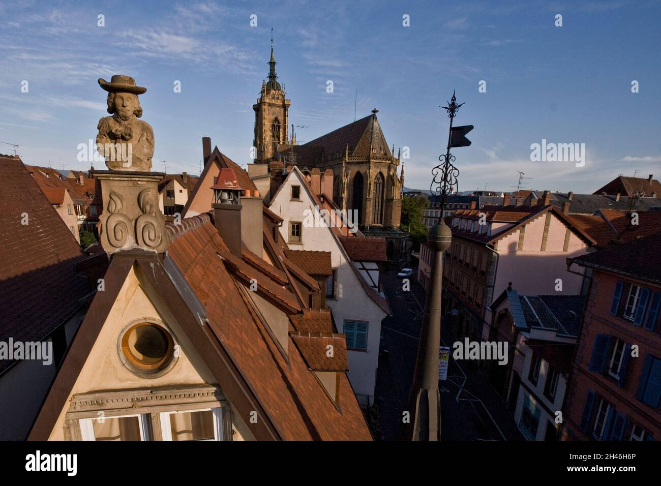 CENTRO STORICO. SCULTURA AU PIGNON D'UNE MAISON BORDANT LA GRAND' RUE. EN ARRIERE PLAN, LA COLLEGIALE SAINT MARTIN. ALTITUDINE 15 M. Foto Stock