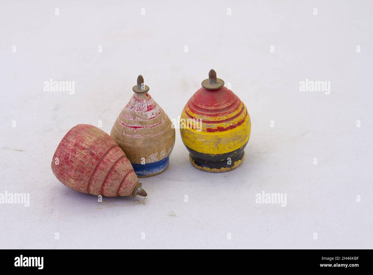 Retro legno filatura top giocattoli isolati su uno sfondo chiaro Foto Stock
