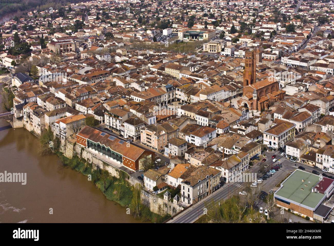 FRANCIA. LOT-ET-GARONNE (47) VILLENEUVE SUR LOT : IL CENTRO DELLA CITTÀ DAL SUD-EST. ALTITUDINE 150 M. IN PRIMO PIANO A SINISTRA, IL TARN E L'HALLE. Foto Stock