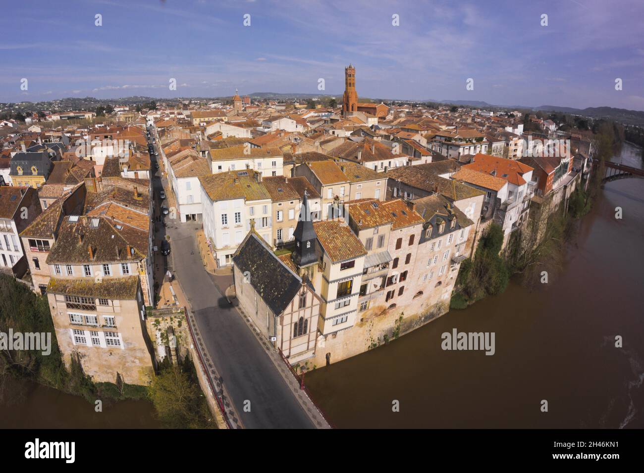 FRANCIA. LOT-ET-GARONNE (47) VILLENEUVE SUR LOT : IL CENTRO DELLA CITTÀ DA SUD-OVEST. ALTITUDINE 30 M. IN PRIMO PIANO, LA CHAPELLE DU BOUT DU PONT. O Foto Stock