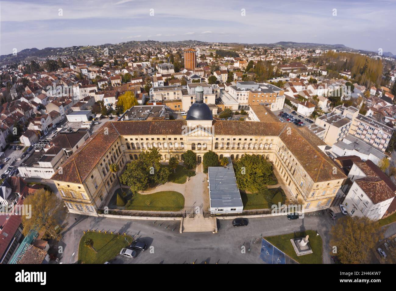 FRANCIA. LOT-ET-GARONNE (47) VILLENEUVE SUR LOT : SULLA RIVA DESTRA, L'OSPEDALE SAINT CYR VISTO DAL SUD. Foto Stock