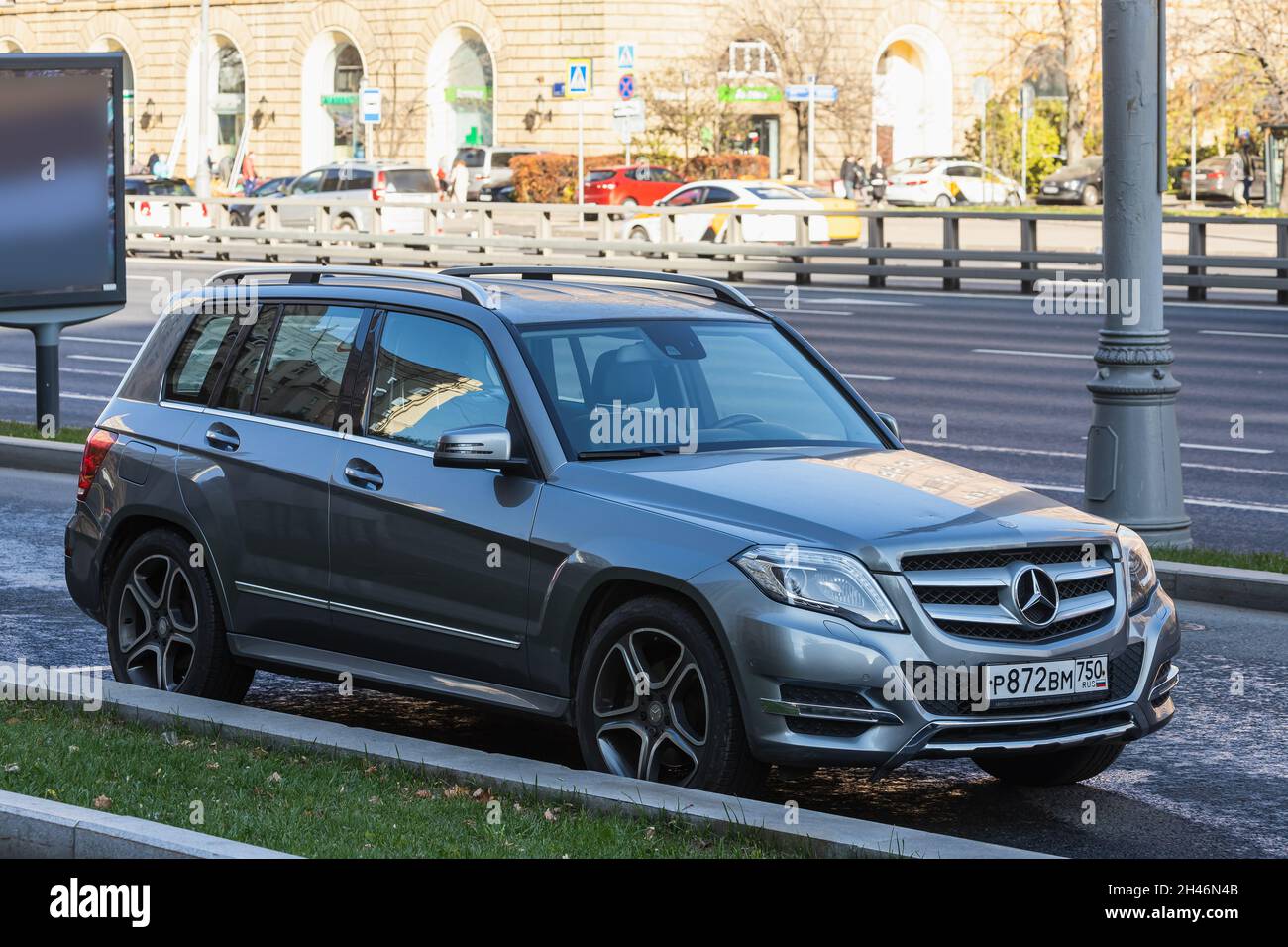 Mosca; Russia - 15 ottobre; 2021: Mercedes Benz GLK-Class bianca è  parcheggiata in strada in una calda giornata autunnale sullo sfondo di una  strada Foto stock - Alamy